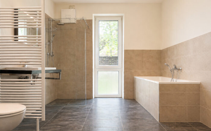 Badezimmer mit Badewanne und Dusche