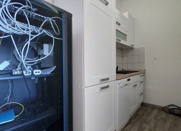 Küche mit Serverschrank