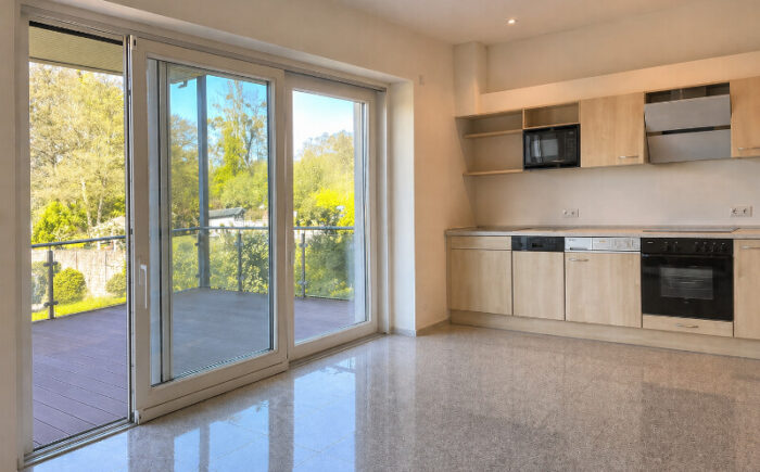 Küche mit Zugang zum Balkon