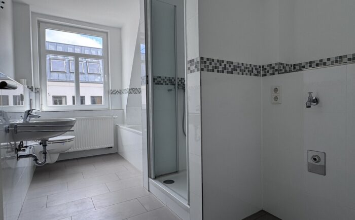 Bad mit Badewanne und Dusche