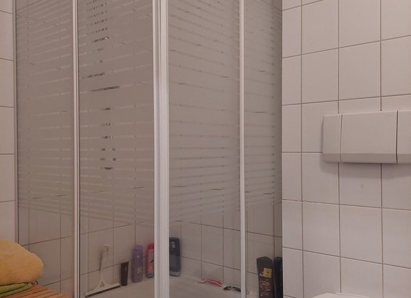Bad mit Dusche und Badewanne