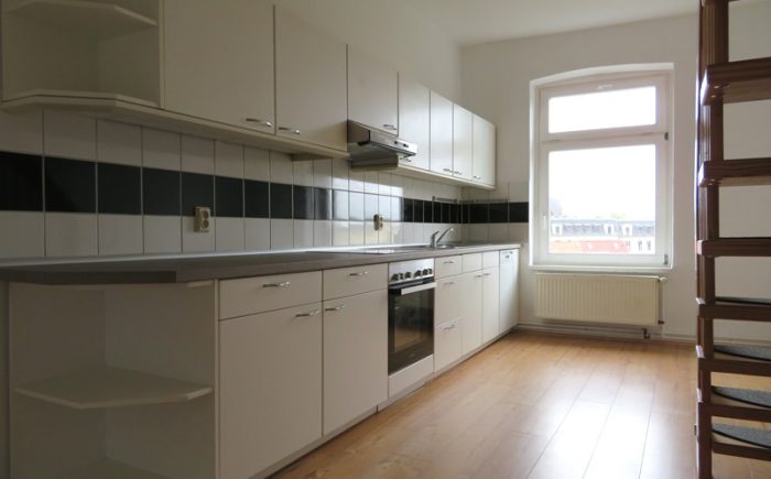 Einbauküche mit Treppe ins Obergeschoss