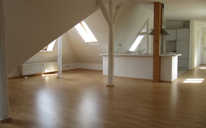 Wohnzimmer mit offener Küche - Dachgeschoss