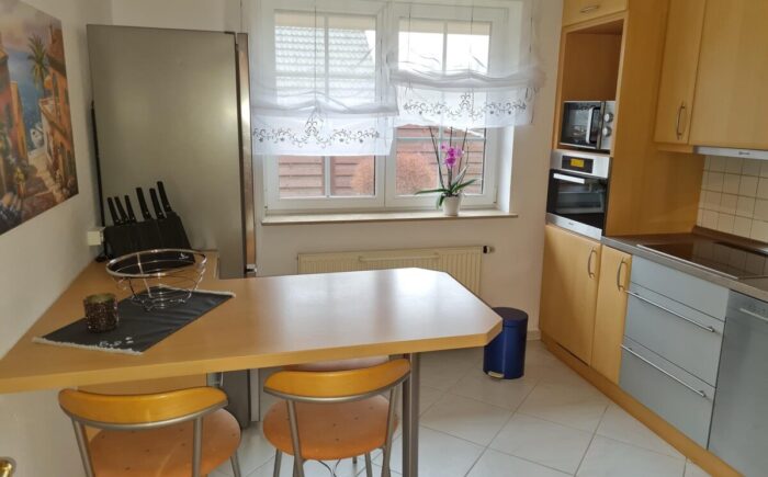 Küche mit Einbauküche im Erdgeschoss