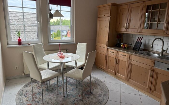 Küche mit Einbauküche im Dachgeschoss