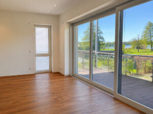 Wohnzimmer mit Zugang zum Balkon