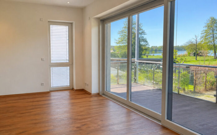 Wohnzimmer mit Zugang zum Balkon
