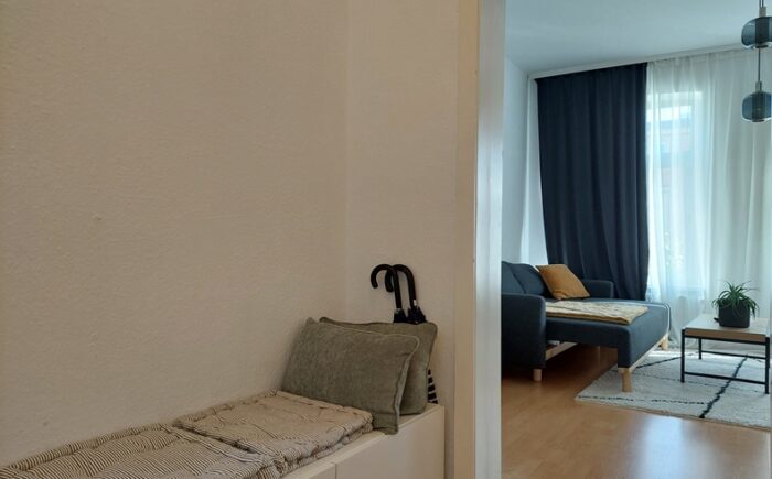 Flur mit Blick ins Wohnzimmer