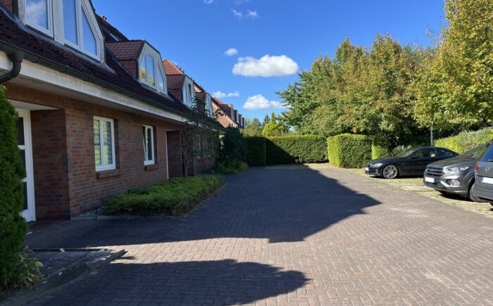 Zufahrt mit Stellplätzen
