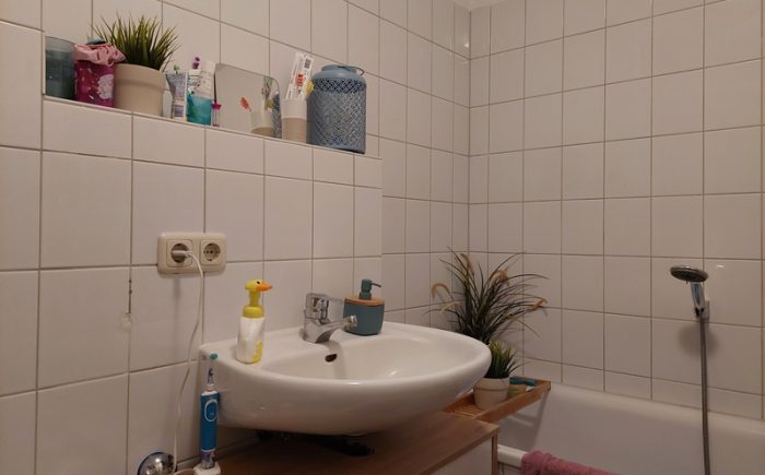 Bad mit Badewanne und Dusche