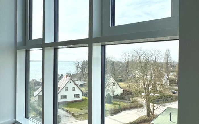Wohnzimmerfenster mit Blick auf den Schweriner See