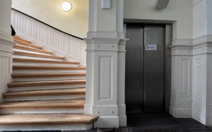 Hauseingangsbereich - Fahrstuhl und Treppe