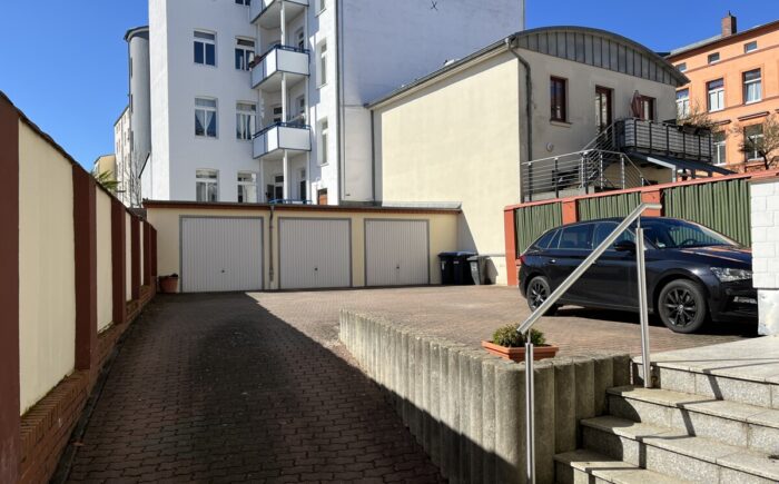 Parkplatz und Garagen